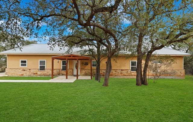 4-bedroom rental at 200 Creekwood Ct in Spring Branch, TX — photo 2