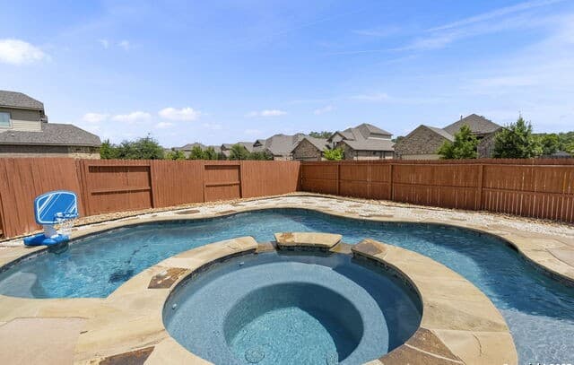 5-bedroom rental at 16107 La Madera Rio in Helotes, TX — photo 4