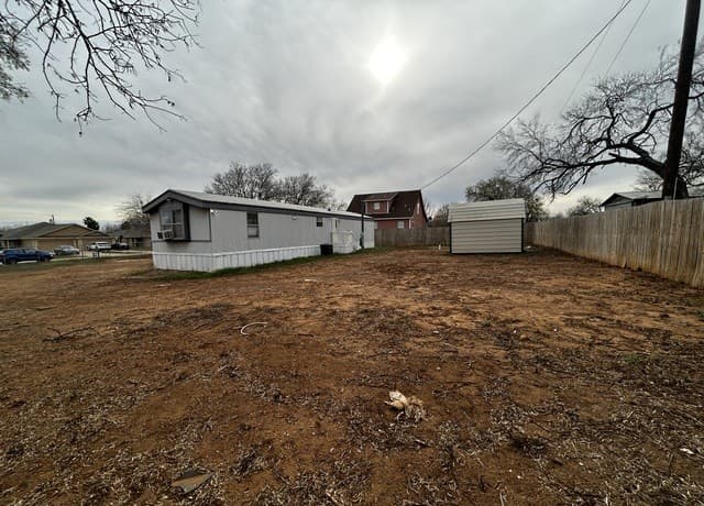 2-bedroom rental at 1207 Orange St in Jourdanton, TX — photo 4