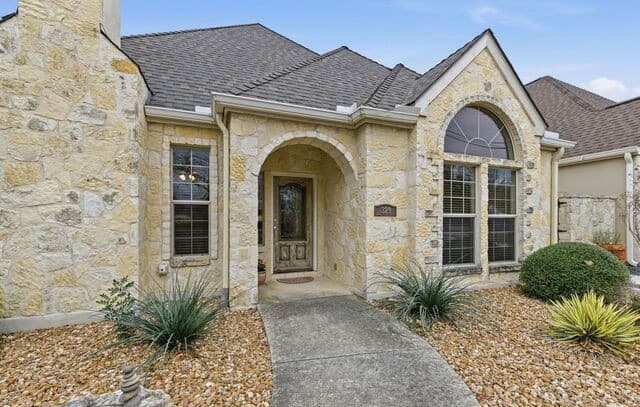 3-bedroom rental at 329 E Bandera in Boerne, TX — photo 2