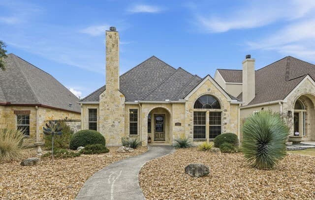 3-bedroom rental at 329 E Bandera in Boerne, TX — photo 3