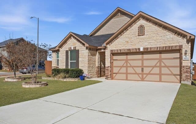 3-bedroom rental at 5103 Devanado in San Antonio, TX — photo 3