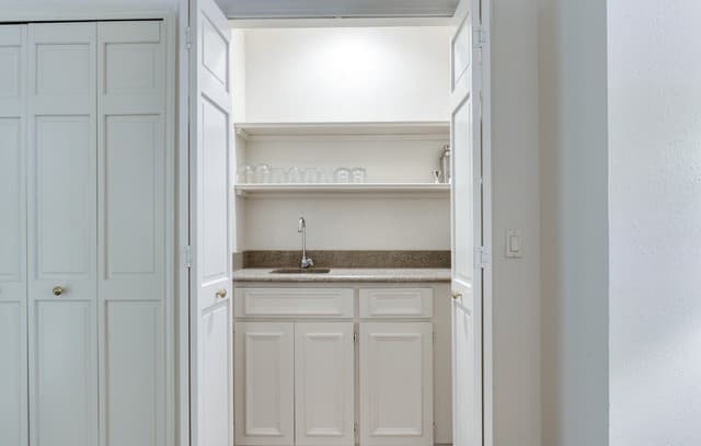 2-bedroom rental at 7815 Broadway Unit 401 in San Antonio, TX — photo 5