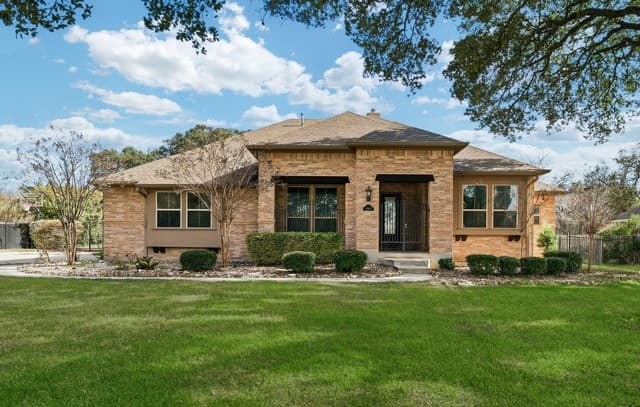 4-bedroom rental at 19414 Arrowood Place in Garden Ridge, TX — photo 2