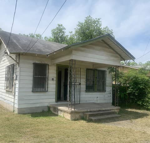 2-bedroom rental at 920 Saldana St in San Antonio, TX — photo 2