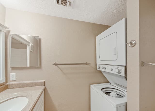 1-bedroom rental at 11610 Vance Jackson Unit 413 in San Antonio, TX — photo 3