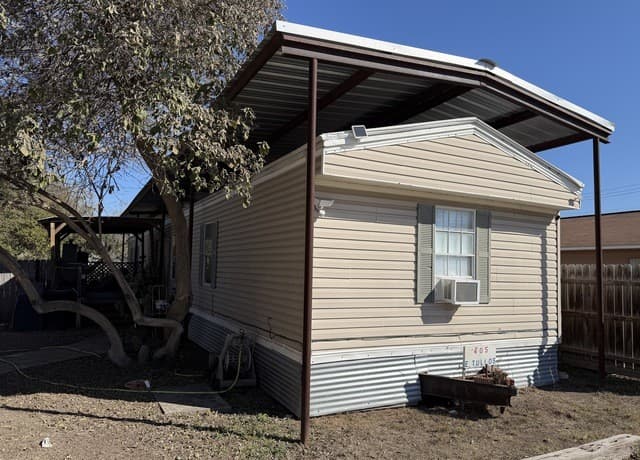 3-bedroom rental at 409 E Tullos in Three Rivers, TX — photo 2