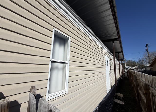 3-bedroom rental at 409 E Tullos in Three Rivers, TX — photo 3
