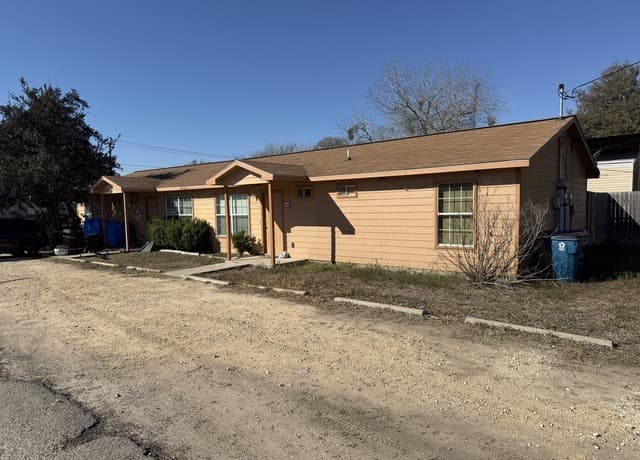 rental at 310 S Hermann Ave in Three Rivers, TX — photo 1