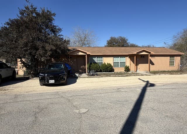 rental at 310 S Hermann Ave in Three Rivers, TX — photo 2