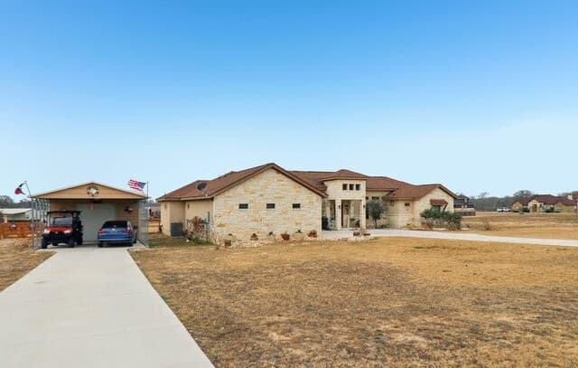 4-bedroom rental at 311 Abrego Lake in Floresville, TX — photo 3