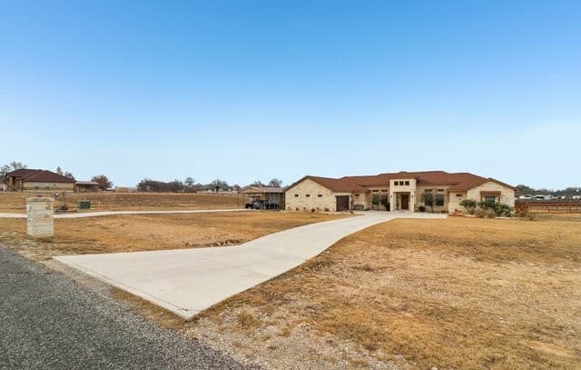 4-bedroom rental at 311 Abrego Lake in Floresville, TX — photo 4