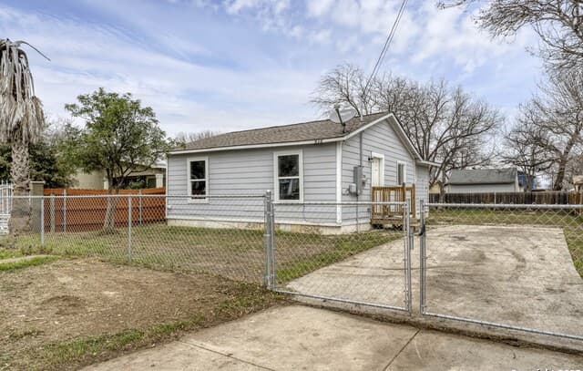 2-bedroom rental at 5345 Commerce in San Antonio, TX — photo 5