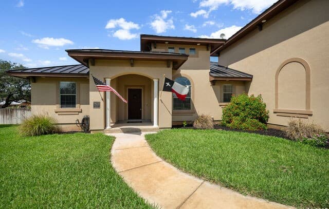 3-bedroom rental at 1626 Clover Ridge in Pleasanton, TX — photo 1