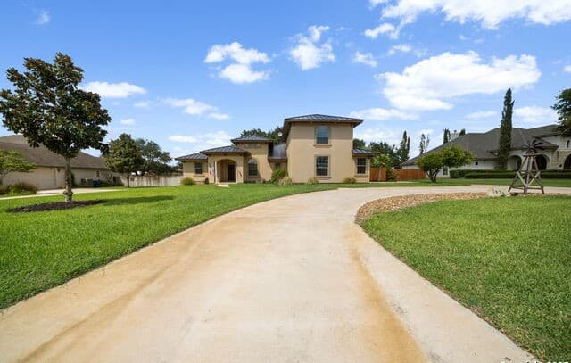 3-bedroom rental at 1626 Clover Ridge in Pleasanton, TX — photo 2