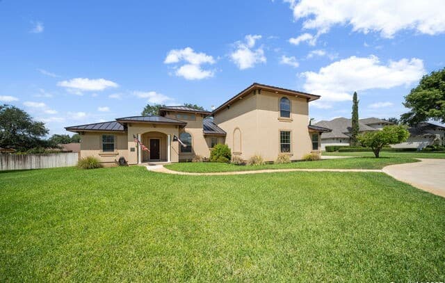 3-bedroom rental at 1626 Clover Ridge in Pleasanton, TX — photo 4