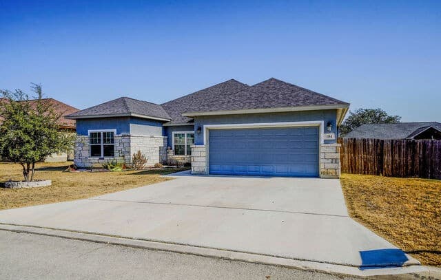4-bedroom rental at 104 Fairway in Floresville, TX — photo 1