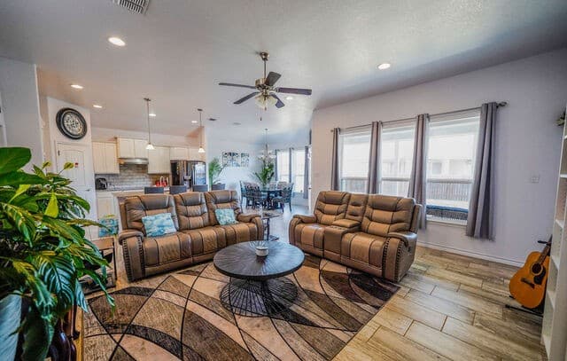 4-bedroom rental at 104 Fairway in Floresville, TX — photo 4