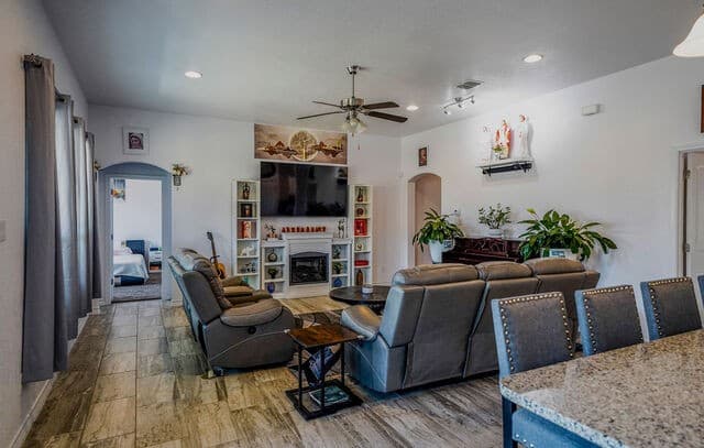 4-bedroom rental at 104 Fairway in Floresville, TX — photo 5