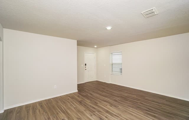4-bedroom rental at 10710 Butterfly Pass in San Antonio, TX — photo 5