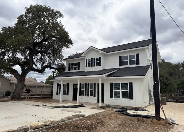 home for sale at 600A 10th in Bandera TX