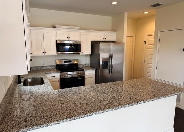 rental at 600A 10th in Bandera, TX — photo 3