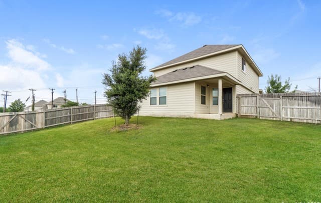 3-bedroom rental at 8210 Tesoro Hills in San Antonio, TX — photo 3