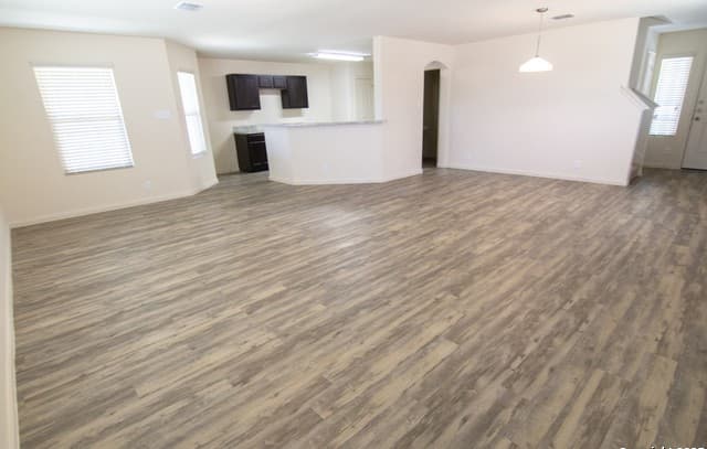 3-bedroom rental at 8210 Tesoro Hills in San Antonio, TX — photo 4