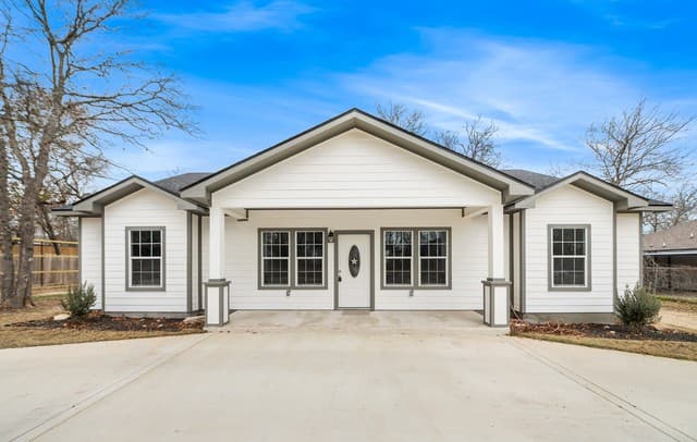 3-bedroom rental at 3811 Waterwood Pass in Elmendorf, TX — photo 1