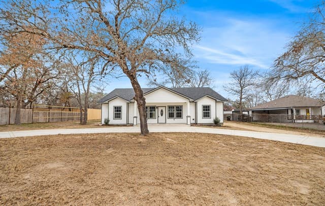 3-bedroom rental at 3811 Waterwood Pass in Elmendorf, TX — photo 2