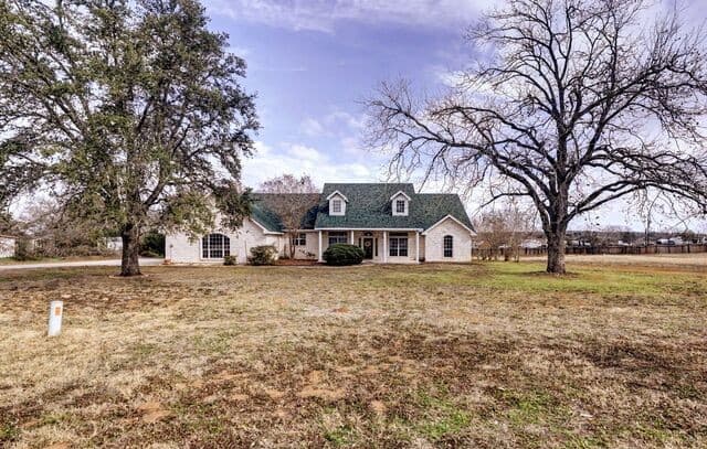3-bedroom rental at 307 E Main in Stockdale, TX — photo 1