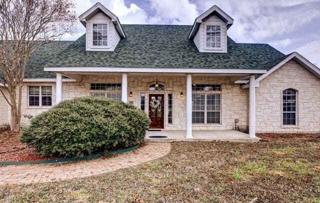 3-bedroom rental at 307 E Main in Stockdale, TX — photo 2