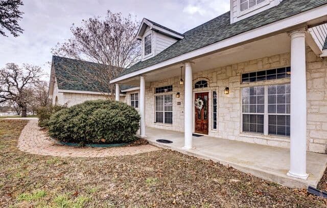 3-bedroom rental at 307 E Main in Stockdale, TX — photo 3