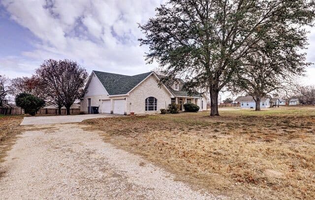 3-bedroom rental at 307 E Main in Stockdale, TX — photo 4