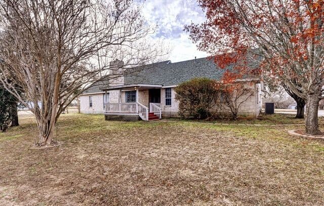 3-bedroom rental at 307 E Main in Stockdale, TX — photo 5