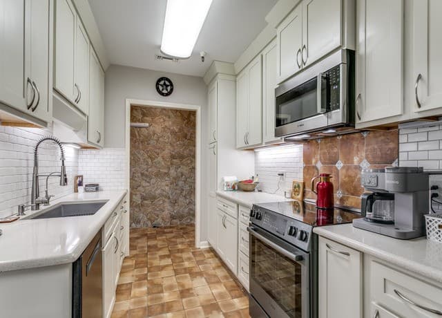 2-bedroom rental at 1 Towers Park Ln Unit 1617/1618 in San Antonio, TX — photo 5
