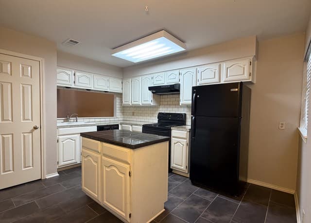 2-bedroom rental at 7930 Roanoke Unit 1103 in San Antonio, TX — photo 2