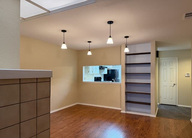 2-bedroom rental at 7930 Roanoke Unit 1103 in San Antonio, TX — photo 5