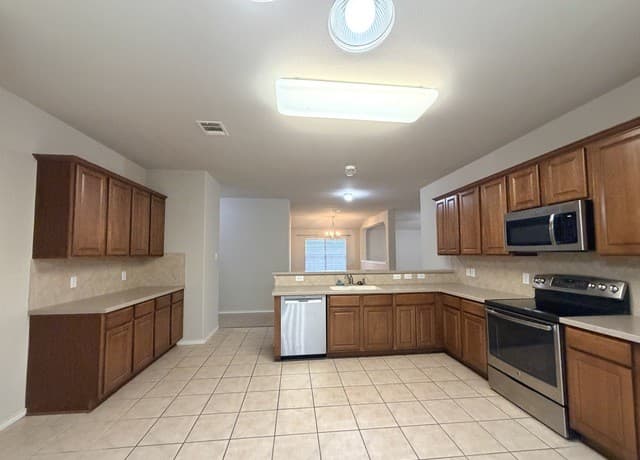 3-bedroom rental at 714 Point Sunset in San Antonio, TX — photo 5