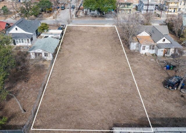 rental at 724 W Poplar in San Antonio, TX — photo 1