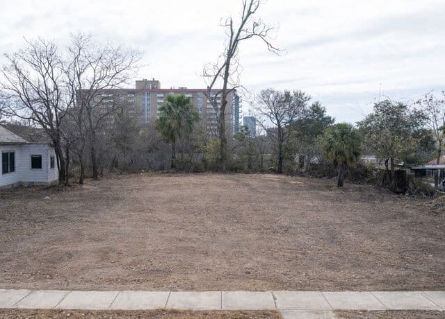 rental at 724 W Poplar in San Antonio, TX — photo 3