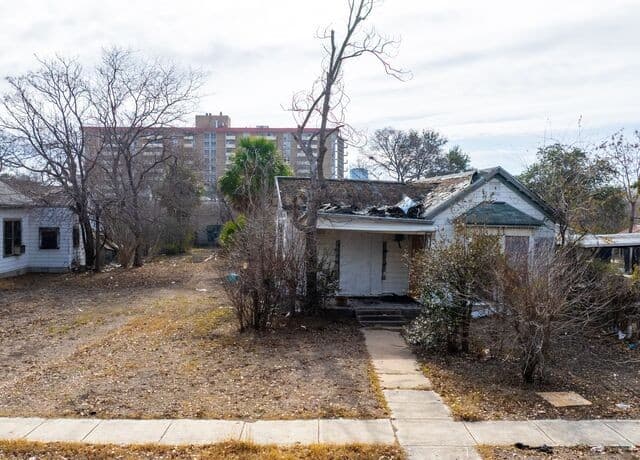 rental at 724 W Poplar in San Antonio, TX — photo 4