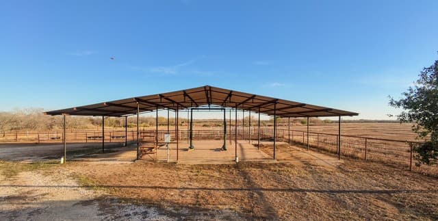 3-bedroom rental at 375 Bluntzer Rd in Jourdanton, TX — photo 4