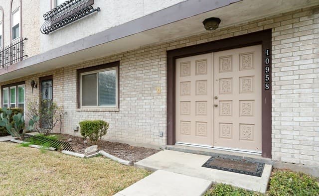 3-bedroom rental at 10958 Crown Park in San Antonio, TX — photo 2