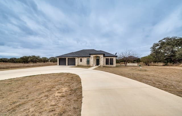 3-bedroom rental at 248 Mustang in Natalia, TX — photo 2