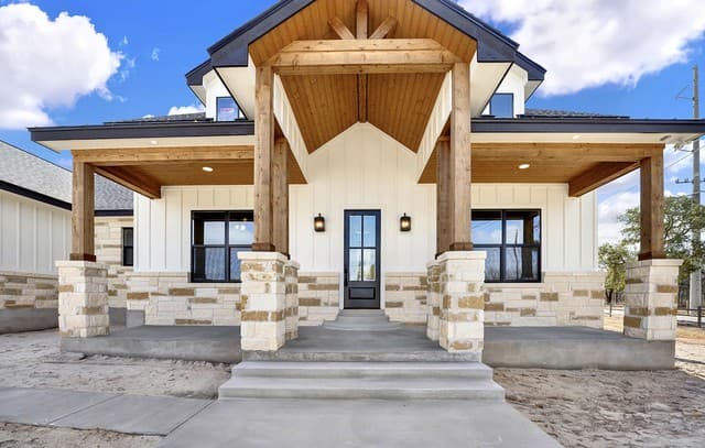 Home for sale at 100 Hondo Ridge in La Vernia, TX — photo 2