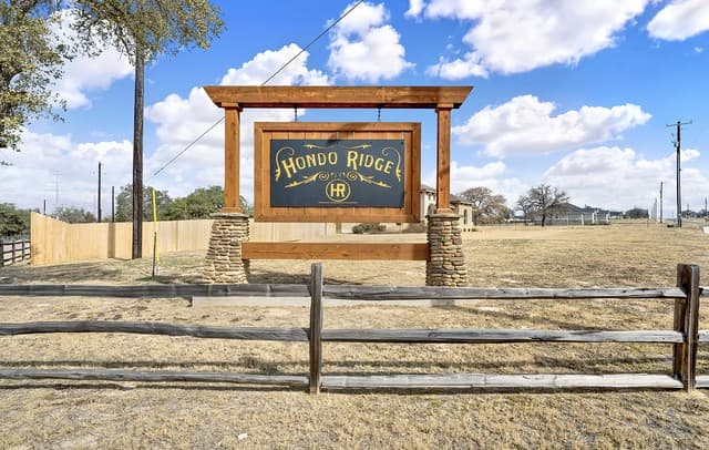 Home for sale at 100 Hondo Ridge in La Vernia, TX — photo 4