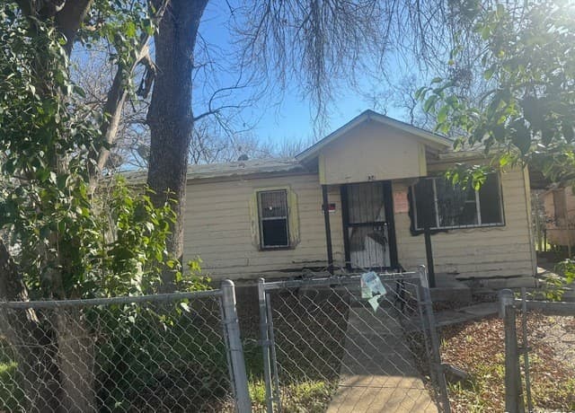 2-bedroom rental at 871 W Harlan in San Antonio, TX — photo 1