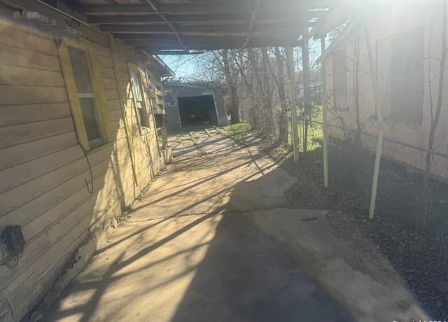 2-bedroom rental at 871 W Harlan in San Antonio, TX — photo 4