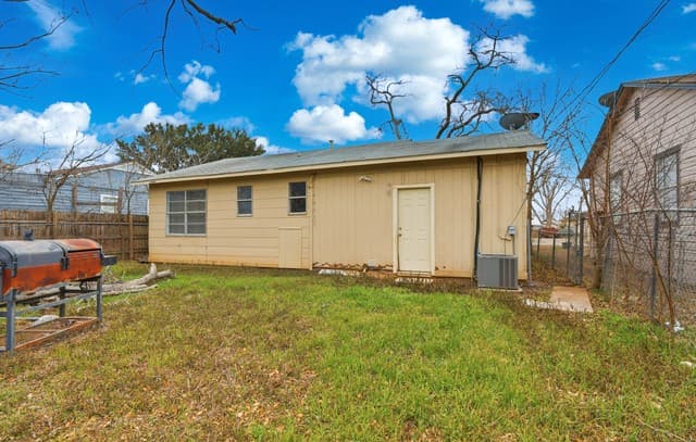 2-bedroom rental at 507 Wright Ave in Schertz, TX — photo 5